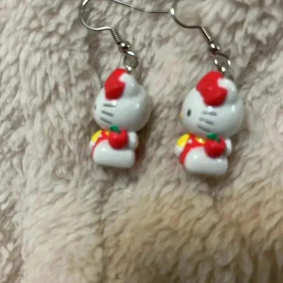 Hello kitty earrings - Picture 3 of 3